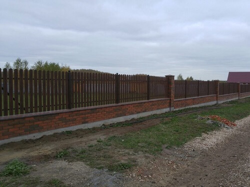 Монтаж забора из металлоштакетника в Пинске
