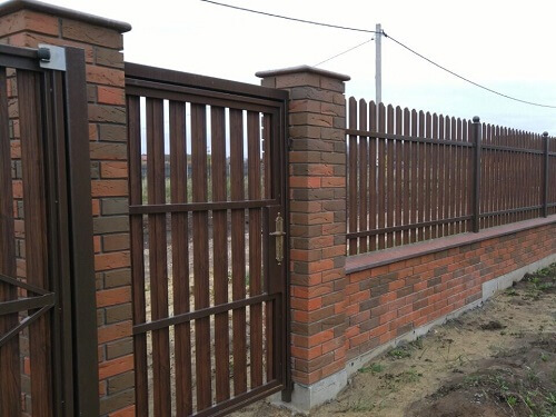 Установка забора из металлоштакетника в Пинске
